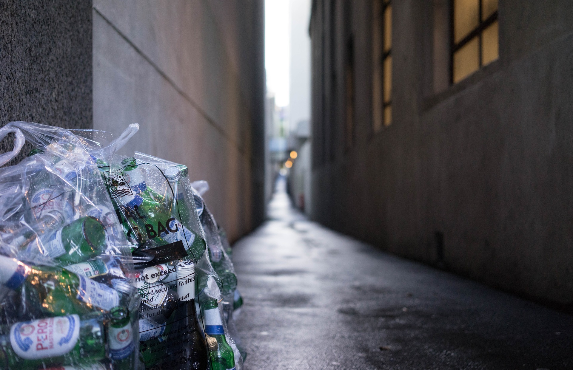 corridor-1045441_1920 Trash in the streets
